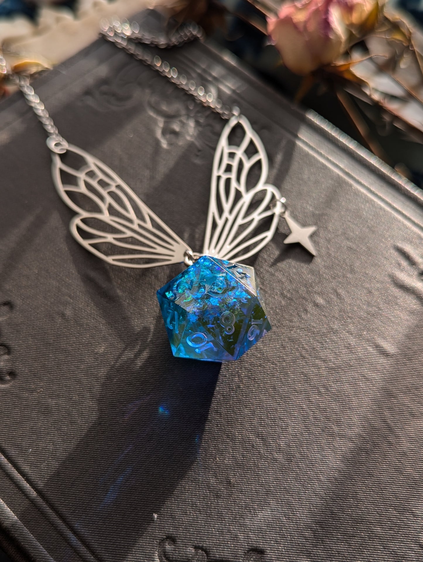 Fairy Glass d20 Pendant (Silver)