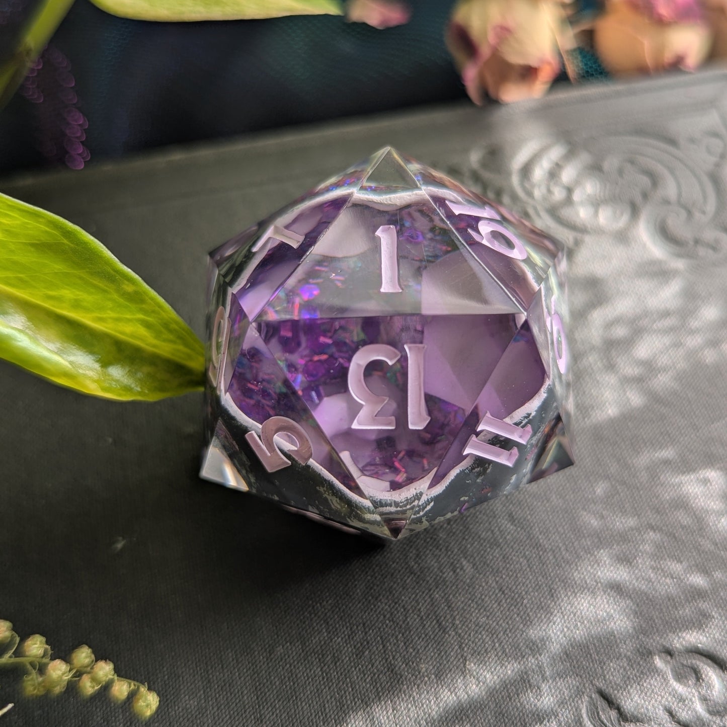Dungeon Geode (Amethyst) - 40mm Chonk d20 Single Dice