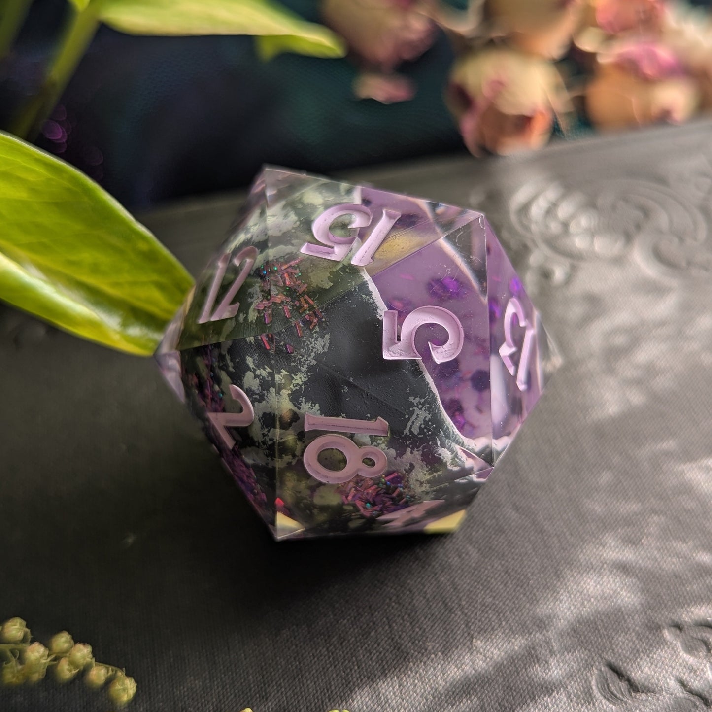 Dungeon Geode (Amethyst) - 40mm Chonk d20 Single Dice